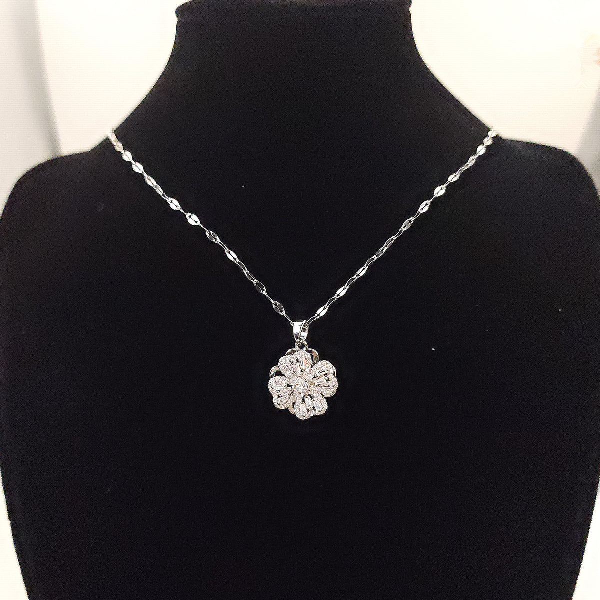 Dainty silver necklace with zircon spinning four leaf clover silver necklace with zircon, delicate necklace| gift for her|spinning pendants